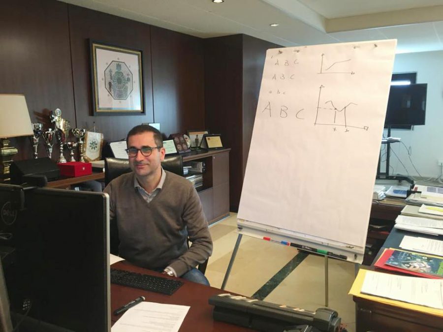 Il rettore Cupertino nel suo ufficioper una lezione in teledidattica