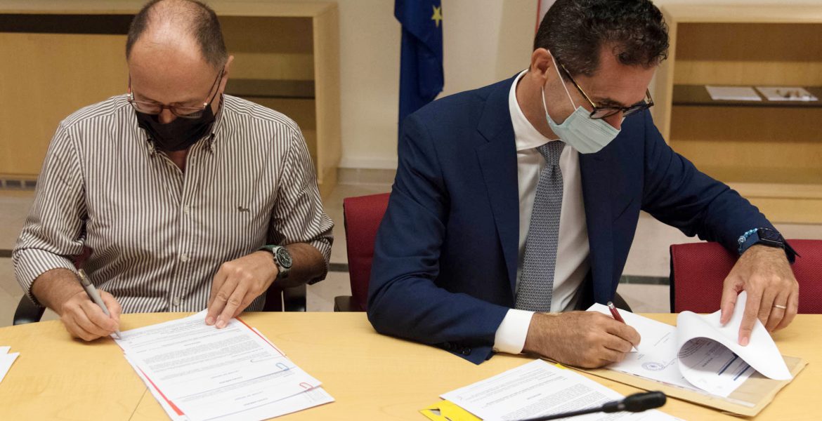 Achille Claudio Garavelli Presidente di Universus CSEI e Francesco Cupertino Rettore Poliba firmano la lettera d'intenti del nuovo dottorato