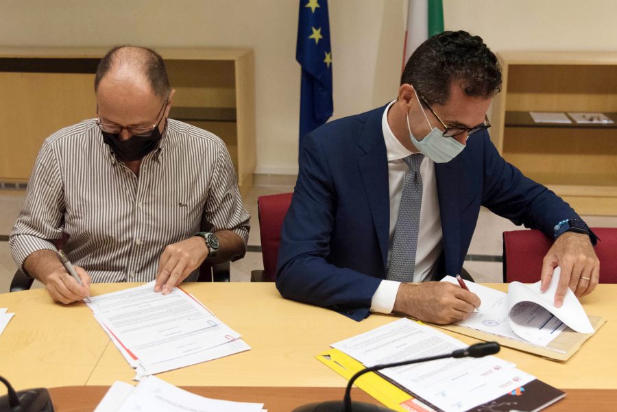Achille Claudio Garavelli Presidente di Universus CSEI e Francesco Cupertino Rettore Poliba firmano la lettera d'intenti del nuovo dottorato