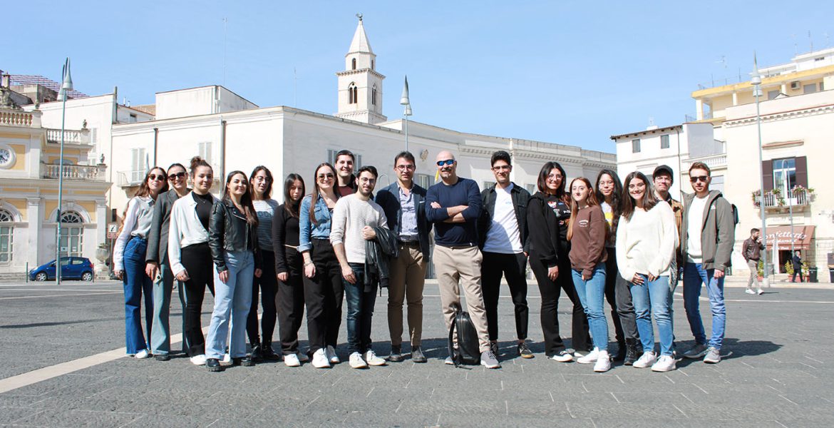 Andria, Piazza Catuma. Gli studenti di architettura del Politecnico. Al centro il prof. Fallacara