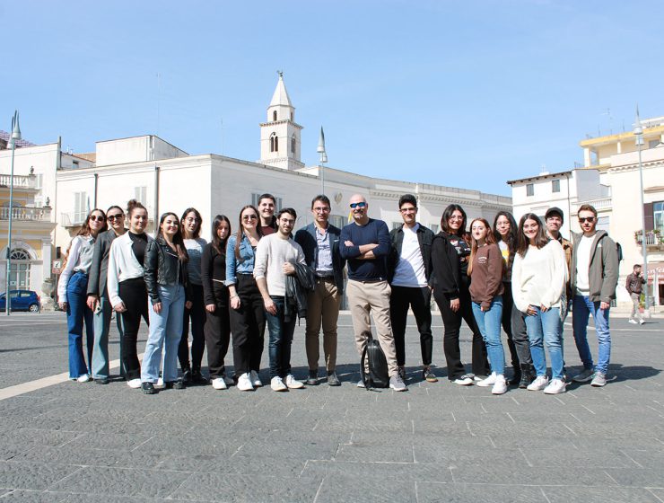 Andria, Piazza Catuma. Gli studenti di architettura del Politecnico. Al centro il prof. Fallacara