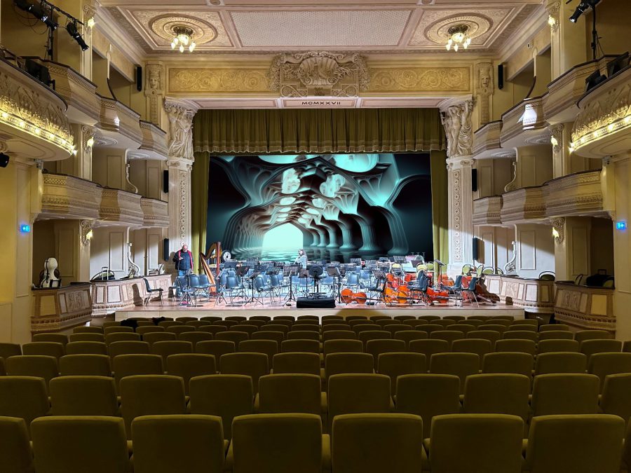 Scenografie ed intelligenza artificiale per l'evento musicale