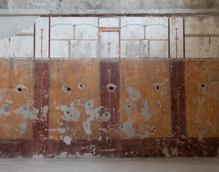 Pompei, intervento su parete